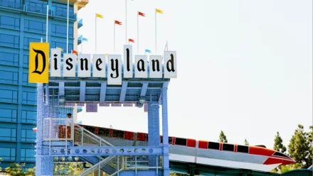 thumbnail - Zo zákulisia atrakcií S1:E7 Disneyland Hotel