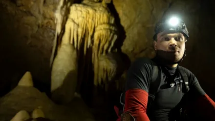 Titta på Explorer: The Deepest Cave | Disney+